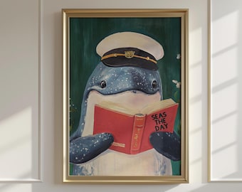 以下が含まれることがあります： キャプテンハットをかぶった青と白のイルカが、「Seas the Day」と書かれた赤い本を読んでいるイラストの額入りアートプリント。背景は濃い緑色で、金色のフレームに入っています。