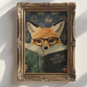 Puede incluir: Obra de arte enmarcada que presenta un zorro con gafas leyendo un libro. El zorro es de color naranja y blanco, con gafas de montura negra. La portada del libro es verde con el texto "CHILL, FOR FOX SAKE, LIFE LESSONS THAT MATTER". El marco es dorado.