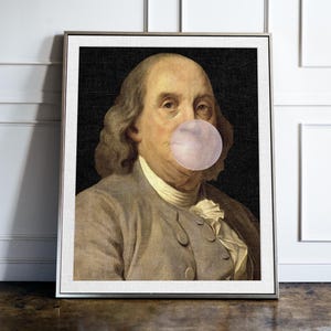 Puede incluir: Un retrato de un hombre con una gran burbuja de chicle rosa en la boca. El hombre lleva una chaqueta gris y una camisa blanca. El fondo es oscuro.