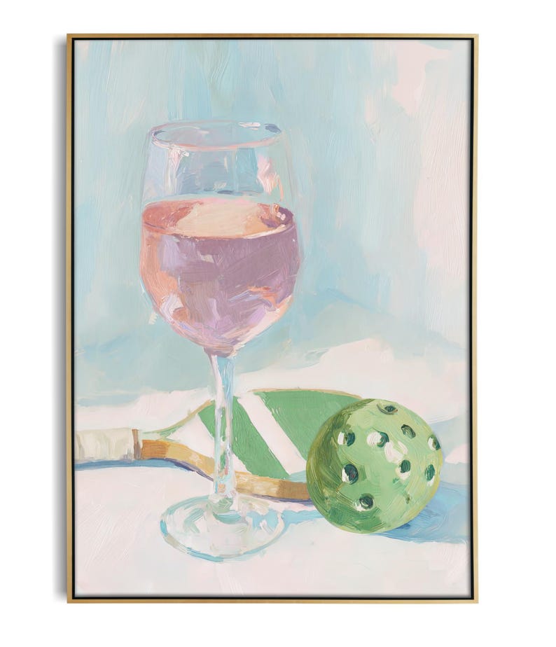 K&ouml;nnte beinhalten: Ein &Ouml;lgem&auml;lde zeigt ein Weinglas mit rosa Fl&uuml;ssigkeit, einen gr&uuml;nen Pickleball und einen Schl&auml;ger. Der Hintergrund ist eine weiche Mischung aus Blau und Wei&szlig;. Das Kunstwerk ist in einem goldfarbenen Rahmen gerahmt.
