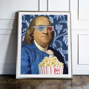 Puede incluir: Un retrato de Benjamin Franklin con gafas 3D y sosteniendo un cubo de palomitas de maíz a rayas rojas y blancas con la palabra "Fresh" impresa en él. El fondo es un patrón floral azul y blanco.