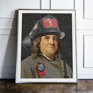 Puede incluir: Una pintura de Benjamin Franklin con un casco de bombero negro con el número "1" en rojo. Está sonriendo y lleva una chaqueta marrón.