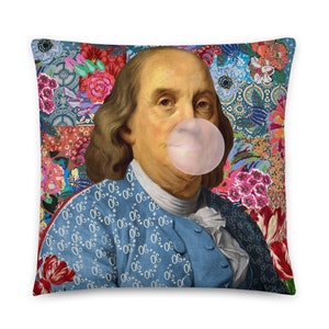 Puede incluir: Una almohada colorida con un retrato de Benjamin Franklin soplando una gran burbuja. El fondo es un mosaico de patrones florales y geométricos.