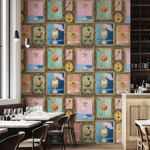 以下が含まれることがあります： カクテルの額縁入りイラストが繰り返しパターンで描かれた壁紙のデザイン。各フレームは、黒と白の幾何学模様が施された金色です。カクテルは、ピンク、ブルー、グリーン、イエローなど、さまざまな色で描かれています。