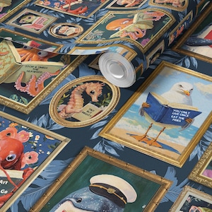 Puede incluir: Rollo de papel pintado con ilustraciones enmarcadas de vida marina, incluyendo un pulpo, un caballito de mar y una gaviota leyendo un libro. La obra de arte está sobre un fondo azul oscuro con un patrón botánico y marcos dorados.