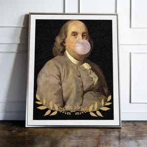 Puede incluir: Un retrato de un hombre con una gran burbuja rosa en la boca. El hombre lleva una chaqueta marrón y una camisa blanca. El fondo es negro con una corona de laurel dorada.