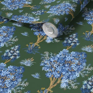 Könnte beinhalten: Tapetenrolle mit einem sich wiederholenden Muster aus stilisierten blauen Bäumen und Blättern auf einem dunkelgrünen Hintergrund. Die Bäume haben braune Stämme und Äste mit blauen Blüten. Das Design hat ein botanisches Thema.