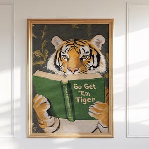 Impresión motivacional de tigre leyendo: Arte mural humorístico para biblioteca, oficina o estudio.