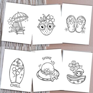 K&ouml;nnte beinhalten: Eine Sammlung von sechs schwarz-wei&szlig;en Illustrationen zum Thema Sommer auf wei&szlig;en Karten. Designs umfassen einen Strandstuhl mit Sonnenschirm, eine Erdbeere mit Brille, Flip-Flops, ein Surfbrett mit dem Wort "CHILL", einen Sonnenhut mit dem Wort "SHINE" und ein Boot.