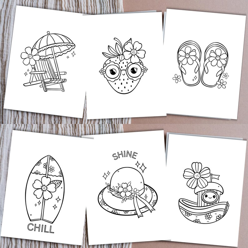 K&ouml;nnte beinhalten: Eine Sammlung von sechs schwarz-wei&szlig;en Illustrationen zum Thema Sommer auf wei&szlig;en Karten. Designs umfassen einen Strandstuhl mit Sonnenschirm, eine Erdbeere mit Brille, Flip-Flops, ein Surfbrett mit dem Wort "CHILL", einen Sonnenhut mit dem Wort "SHINE" und ein Boot.