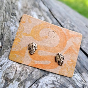 Oak leaves earrings, cute small nature earrings,  bronze cottagecore jewellery,  handmade golden earrings, comfy studs, everyday wear