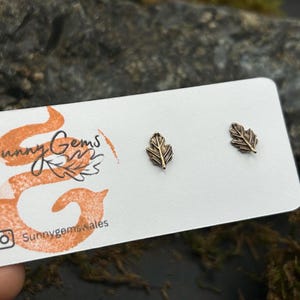 Boucles d'oreilles puces en forme de feuille de chêne, en bronze ou en argent, faites à la main : bijoux champêtres inspirés par la nature