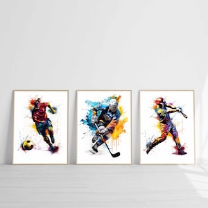 Könnte beinhalten: Drei gerahmte Aquarellbilder von Sportlern in Aktion. Das erste Bild zeigt einen Fußballspieler in Rot und Blau, der einen Fußball tritt. Das zweite Bild zeigt einen Hockeyspieler in Blau und Weiß, der Schlittschuh läuft und einen Hockeyschläger hält. Das dritte Bild zeigt einen Baseballspieler in Rot und Weiß, der einen Baseballschläger schwingt.