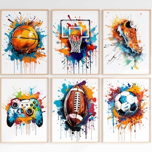 Könnte beinhalten: Sechs gerahmte Aquarelldrucke mit Sportgeräten. Die Drucke zeigen einen Basketball, einen Basketballkorb, einen Fußballschuh, einen Videospiel-Controller, einen Football und einen Fußball. Jedes Bild hat einen farbenfrohen Spritzeffekt.