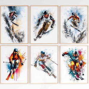 Könnte beinhalten: Set aus sechs gerahmten Aquarelldrucken mit Skifahrern in Aktion. Jeder Druck zeigt einen Skifahrer in leuchtenden Farben vor einem schneebedeckten Bergpanorama. Das Kunstwerk fängt die dynamische Bewegung des Skifahrens ein, mit Fokus auf Geschwindigkeit und Können.