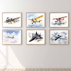 Puede incluir: Seis pinturas de acuarela enmarcadas de diferentes aviones sobre un fondo de cielo nublado. Los aviones son un biplano amarillo, un hidroavión rojo, un avión privado blanco, un avión de combate negro, un avión militar gris y un avión de hélice gris.