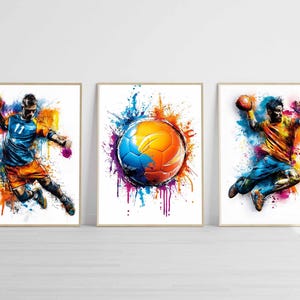 Könnte beinhalten: Drei gerahmte Kunstdrucke mit Handballspielern in Aktion. Jeder Druck zeigt einen Spieler während eines Wurfs, dargestellt in leuchtenden Farben mit dynamischen Farbspritzereffekten. Der zentrale Druck zeigt einen Handball mit blauen und orangen Segmenten.