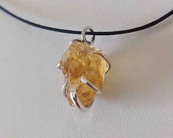 Un ciondolo citrino giallo grezzo con argento sterling, pendente unisex semitrasparente lucido