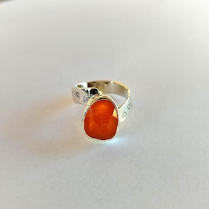 Anillo de cornalina de plata esterlina hecho a mano: joya ajustable con forma triangular.