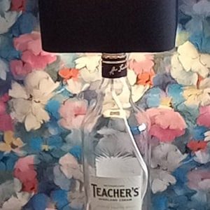 Lámpara de mesa Scotch Whisky Teachers 0,7l, upcycling, gran regalo, hecha a mano
