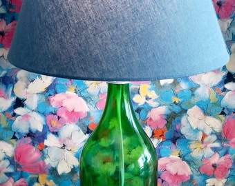 Lámpara de mesa hecha con una botella de 2 litros de Vino Bianco Gielle (Italia). Reciclada, un regalo ideal, hecha a mano.