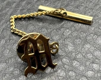 Pin de solapa o corbata vintage de oro amarillo de 14 quilates con la inicial M.