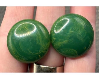 Orecchini vintage in bachelite verde marmorizzata con chiusura a vite e bottone color oro
