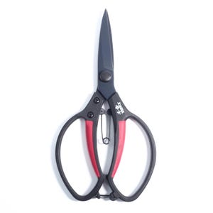 May include: Black and red handled scissors with a safety pin. The scissors have a black blade and a red interior handle. The text on the scissors is in Japanese.