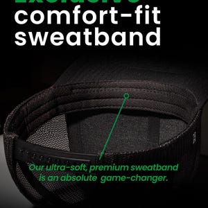 K&ouml;nnte beinhalten: Schwarze Trucker-M&uuml;tze mit Mesh-R&uuml;ckseite und verstellbarem Schnappverschluss. Die M&uuml;tze zeigt den Text "Exclusive comfort-fit sweatband" in Gr&uuml;n und Wei&szlig;. Der Text "The Most Comfortable Trucker Hat You'll Ever Wear" ist ebenfalls sichtbar.