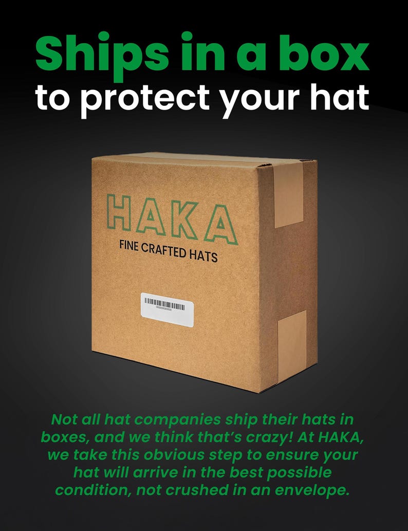 K&ouml;nnte beinhalten: Ein brauner Pappkarton mit dem Text "HAKA FINE CRAFTED HATS" in Gr&uuml;n. Die Box hat ein Versandetikett und ist mit "Ships in a box to protect your hat" beschriftet. Der Text darunter besagt, dass das Unternehmen H&uuml;te in Kartons versendet.