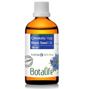 Peut inclure: Une bouteille en verre brun avec un bouchon blanc contenant 100 ml d'huile de nigelle. L'étiquette indique "Çörekotu Yağı Black Seed Oil" et "100% Saf 100% Pure". La marque est "Botalife".