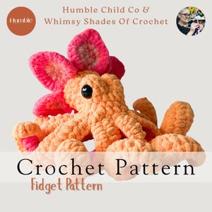 Può includere: Un polpo all'uncinetto fatto a mano nei toni dell'arancione e del rosa, con un occhio nero. Il testo sull'immagine recita "Humble Child Co & Whimsy Shades Of Crochet" e "Crochet Pattern Fidget Pattern".