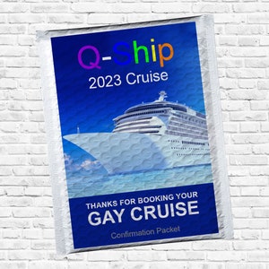 Puede incluir: Un sobre de confirmación azul y blanco para un crucero gay Q-Ship 2023. El sobre presenta un crucero blanco sobre un fondo de cielo azul y océano. El texto "Gracias por reservar su CRUCERO GAY" está impreso en blanco sobre un fondo azul.