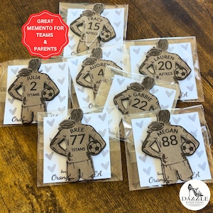 Mädchen Fußball Geschenk, personalisierte Fußball Geschenk, Fußball Pin, Frauen Fußball Geschenk, Fußballmannschaft Geschenke, individuelle Fußball Pins, Mädchen Fußballmannschaft Geschenke
