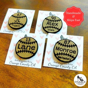 Baseball Pin mit Gravur, Baseball Pin, Baseball Spieler Geschenk, Team Mutter Geschenk, Benutzerdefinierte Holz Pin, personalisierte Anstecker, Baseball Geschenk