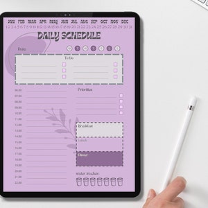 Peut inclure: Un planificateur quotidien numérique sur une tablette avec un fond violet. Le planificateur comprend des sections pour les listes de tâches, les priorités, le petit-déjeuner, le déjeuner, le dîner et un suivi de l'eau. La tablette est sur une surface blanche avec un stylet.