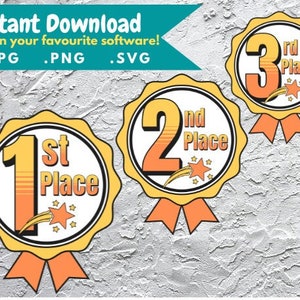 Puede incluir: Tres insignias de premio con el texto "1er lugar", "2do lugar" y "3er lugar". Cada insignia tiene un borde festoneado amarillo, una cinta naranja y un gráfico de estrella fugaz. La imagen también incluye el texto "Descarga instantánea".