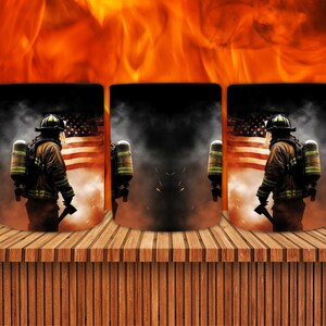 K&ouml;nnte beinhalten: Drei wei&szlig;e Keramikbecher mit Feuerwehrmann-Motiv. Jeder Becher zeigt einen Feuerwehrmann in voller Montur, der vor einer amerikanischen Flagge mit Rauch im Hintergrund steht.