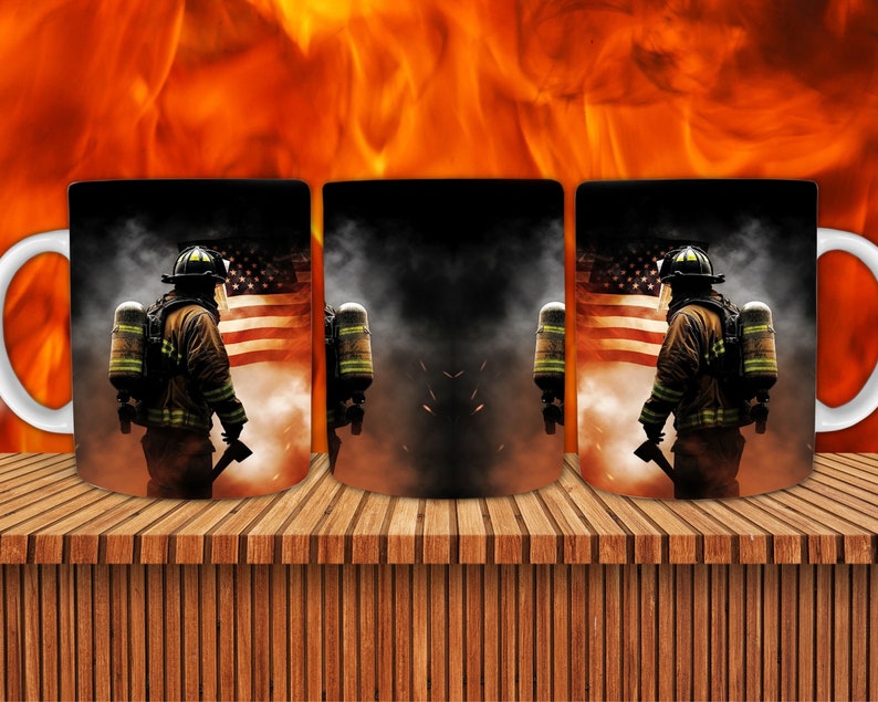 K&ouml;nnte beinhalten: Drei wei&szlig;e Keramikbecher mit Feuerwehrmann-Motiv. Jeder Becher zeigt einen Feuerwehrmann in voller Montur, der vor einer amerikanischen Flagge mit Rauch im Hintergrund steht.