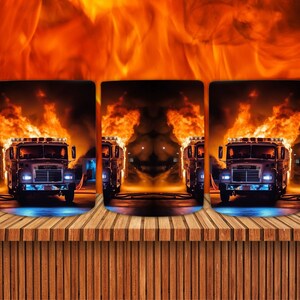 K&ouml;nnte beinhalten: Drei wei&szlig;e Keramikbecher mit einem Motiv eines Feuerwehrautos, das durch eine Flammenwand f&auml;hrt. Die Becher stehen auf einer Holzoberfl&auml;che.