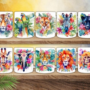 Puede incluir: Conjunto de 10 tazas de cerámica blanca con ilustraciones de animales en acuarela de colores. Cada taza presenta un animal diferente, incluyendo un tigre, un loro, un león, una cebra, una pantera, una jirafa, un elefante, un jaguar, un león y un mono. Los animales están rodeados de flores y hojas tropicales.