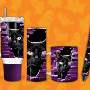 Könnte beinhalten: Ein Set aus drei schwarzen Katzentassen mit einem lila Ziegelmauerdesign. Die Tassen sind eine Tasse, eine 16 oz Tasse und eine 20 oz Tasse. Die Tassen zeigen eine schwarze Katze, die durch ein Loch in der Wand schaut, mit leuchtend gelben Augen.