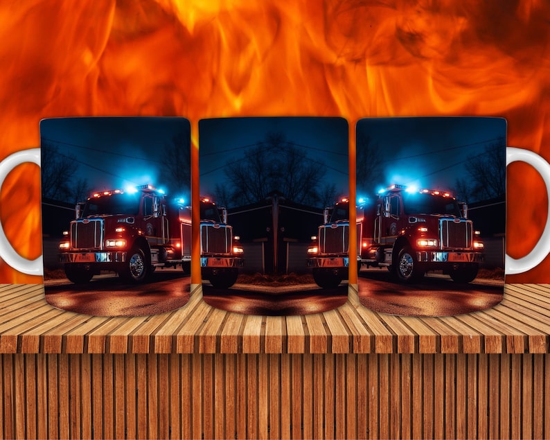 K&ouml;nnte beinhalten: Drei wei&szlig;e Keramikbecher mit einem roten Feuerwehrauto-Design. Das Feuerwehrauto f&auml;hrt auf einer dunklen Stra&szlig;e mit blinkenden blauen und roten Lichtern. Der Hintergrund ist ein verschwommenes Bild von Flammen.