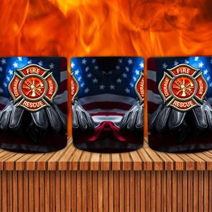 K&ouml;nnte beinhalten: Drei wei&szlig;e Keramikbecher mit Feuerwehr-Motiv. Jeder Becher zeigt ein rotes und goldenes Feuerwehr-Emblem mit den Worten "FIRE", "COURAGE", "RESCUE" und "HONOR" um das Emblem herum. Die Becher sind vor dem Hintergrund einer amerikanischen Flagge platziert.
