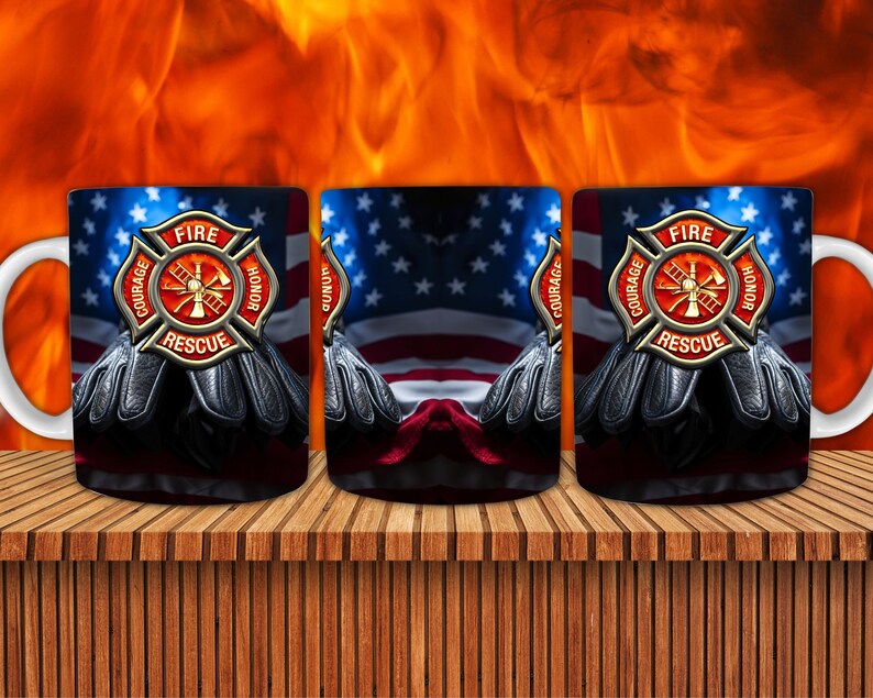 K&ouml;nnte beinhalten: Drei wei&szlig;e Keramikbecher mit Feuerwehr-Motiv. Jeder Becher zeigt ein rotes und goldenes Feuerwehr-Emblem mit den Worten "FIRE", "COURAGE", "RESCUE" und "HONOR" um das Emblem herum. Die Becher sind vor dem Hintergrund einer amerikanischen Flagge platziert.
