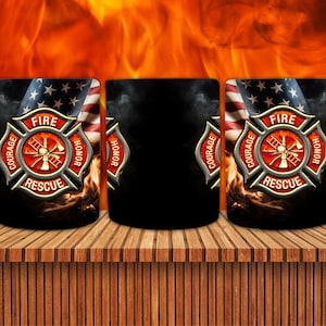 K&ouml;nnte beinhalten: Drei wei&szlig;e Keramikbecher mit einem schwarzen und roten Feuerwehr-Emblem-Design. Das Emblem zeigt eine gekreuzte Axt und einen Schlauch mit den Worten "FIRE", "COURAGE", "RESCUE" und "HONOR" am Rand. Die Becher sind vor einem Hintergrund aus Flammen und einer amerikanischen Flagge platziert.
