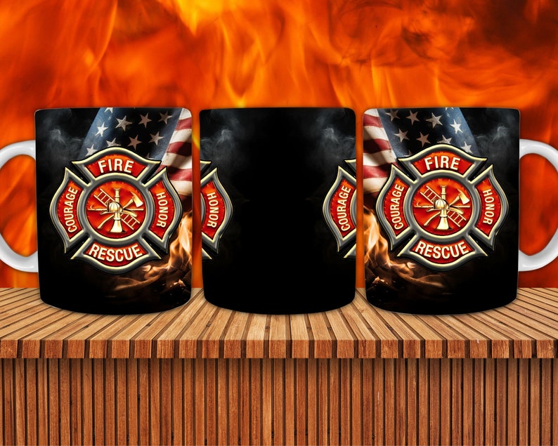 K&ouml;nnte beinhalten: Drei wei&szlig;e Keramikbecher mit einem schwarzen und roten Feuerwehr-Emblem-Design. Das Emblem zeigt eine gekreuzte Axt und einen Schlauch mit den Worten "FIRE", "COURAGE", "RESCUE" und "HONOR" am Rand. Die Becher sind vor einem Hintergrund aus Flammen und einer amerikanischen Flagge platziert.