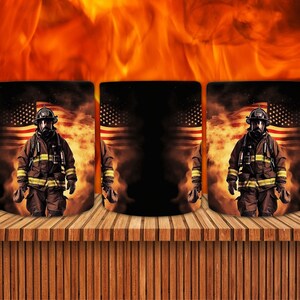 K&ouml;nnte beinhalten: Drei wei&szlig;e Keramikbecher mit einem Schwarzwei&szlig;bild eines Feuerwehrmanns, der einen Helm und Schutzausr&uuml;stung tr&auml;gt und vor einer amerikanischen Flagge steht. Der Feuerwehrmann steht vor einem Hintergrund aus Flammen.