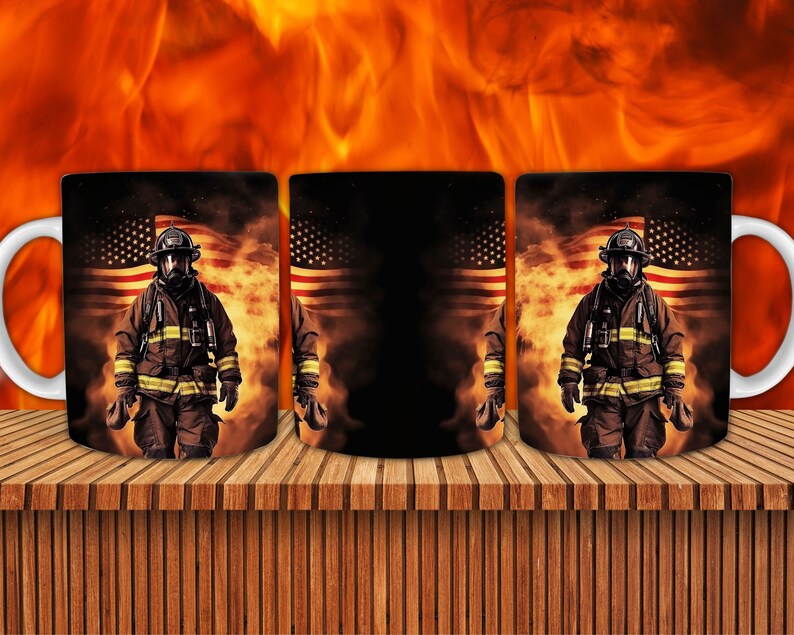 K&ouml;nnte beinhalten: Drei wei&szlig;e Keramikbecher mit einem Schwarzwei&szlig;bild eines Feuerwehrmanns, der einen Helm und Schutzausr&uuml;stung tr&auml;gt und vor einer amerikanischen Flagge steht. Der Feuerwehrmann steht vor einem Hintergrund aus Flammen.