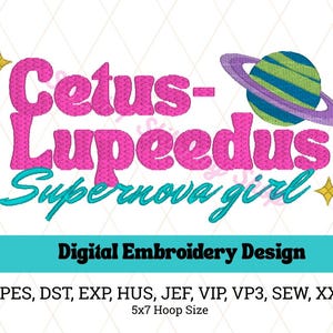 Może przedstawiać: Cyfrowy wzór haftu z tekstem "Cetus-Lupeedus Supernova girl" w kolorze różowym i turkusowym. Zawiera planetę z pierścieniami i gwiazdami. Wzór jest przeznaczony do tamborka o wymiarach 13 x 18 cm.